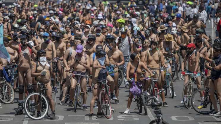  En la CDMX ciclistas protestan desnudos, exigen derechos 