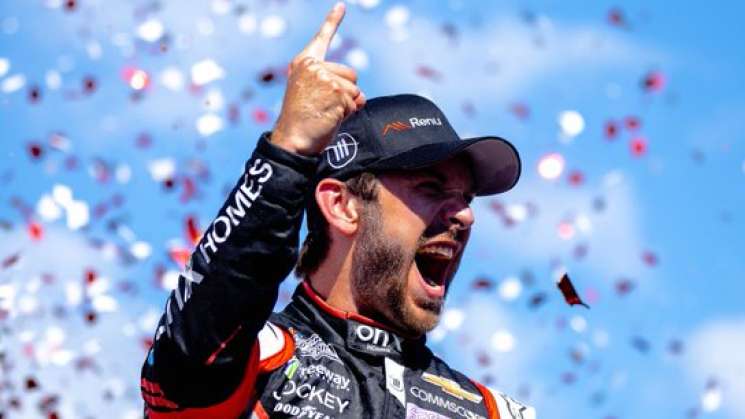 Daniel Suarez  es primer mexicano en ganar la carrera NASCA Cup 