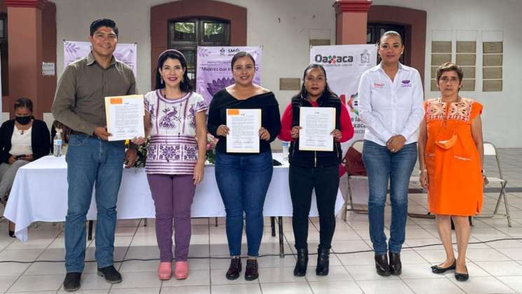 Entrega SMO microcréditos a mujeres emprendedoras de la Cañada