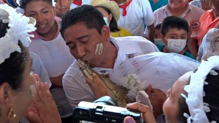 En ritual ancestral alcalde de Huamelula se casa con Caimán