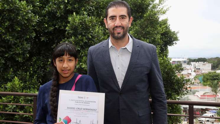 IEEPO reconoce a ganadora del Concurso Nacional de Oratoria     