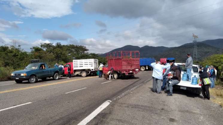 Pescadores bloquean carretera en el Istmo, exigen pago de apoyos