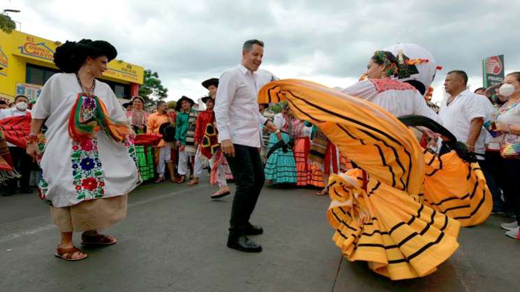 Alegría y folklore en el convite del Primer Lunes del Cerro 