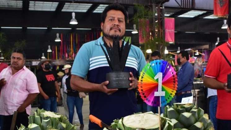 En la Feria del Mezcal, premian a ganadores de la piña más grande