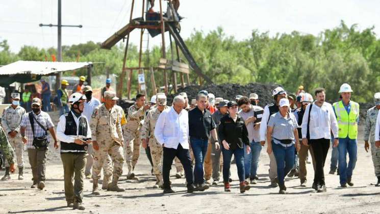 AMLO supervisa labores de rescate de mineros en Coahuila