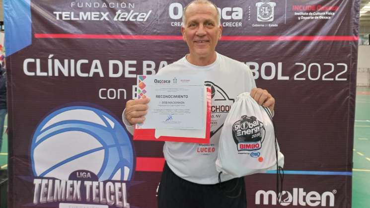 Todo un éxito la Clínica de Basquetbol impartida por Bob MacKinno