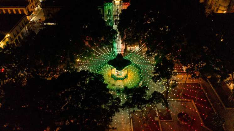 Se ilumina con luces tricolor el centro histórico en Oaxaca