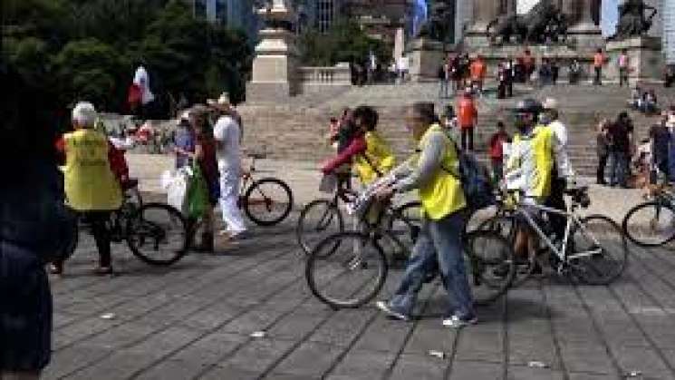 Piden con marcha ciclista liberar a Julián Assange en CDMX