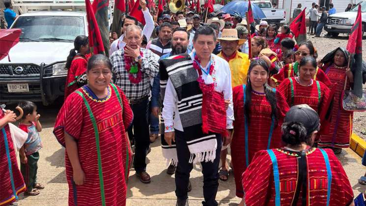 Salomón Jara visita el pueblo triqui para resolver sus demandas