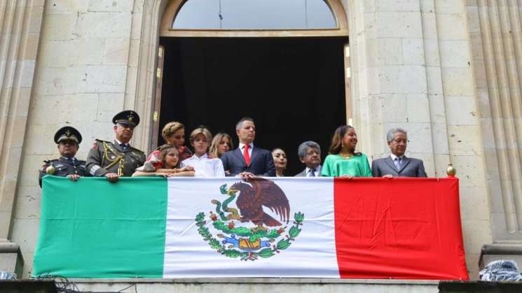 Oaxaqueños desbordan fervor patrio durante Desfile Cívico Militar