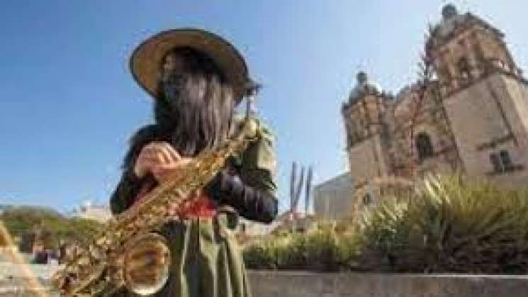 Saxofonista María Elena Ríos tendrá protección federal: AMLO