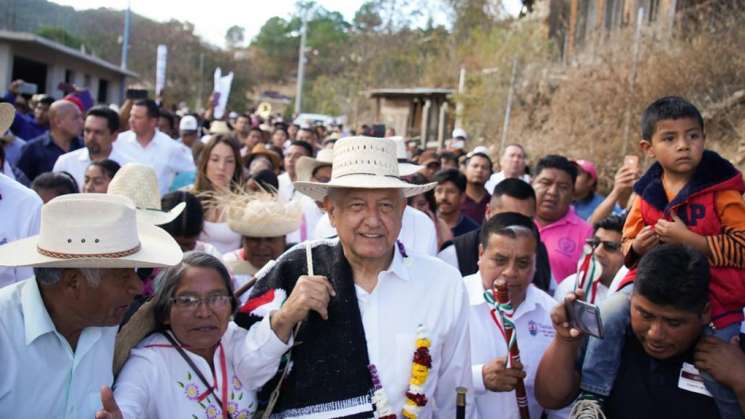 Supervisara AMLO entrega de apoyos y obras en la costa de Oaxaca