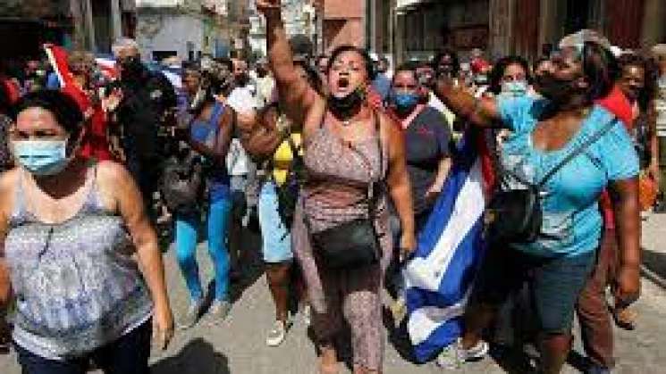 Tras protestas en Cuba, gobierno amaga con respuesta 