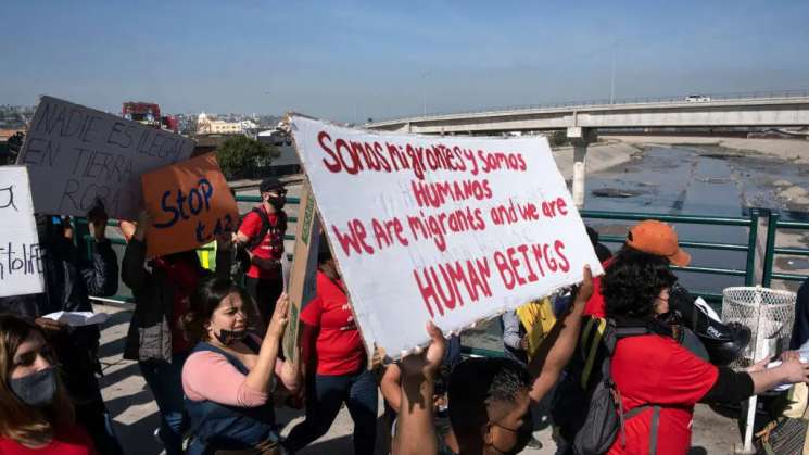 Migrantes protestan por cierre de frontera entre México y EU