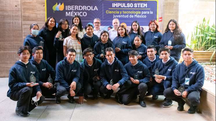 Entregan Iberdrola México y UTVCO beca a 19 estudiantes 