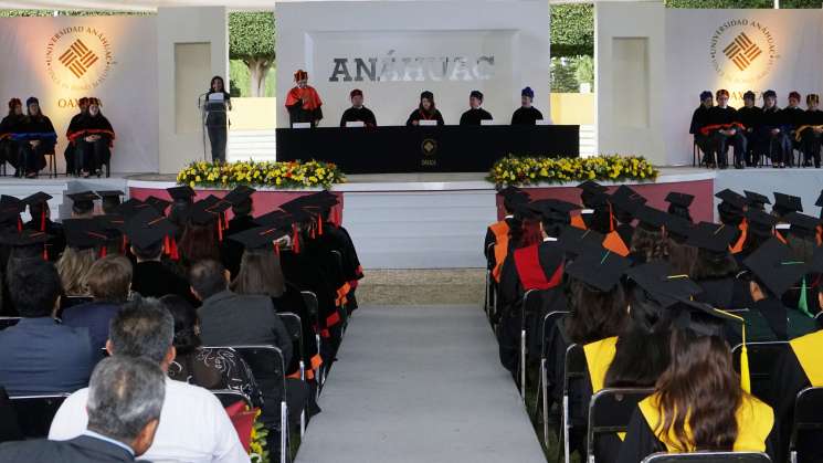 Egresan de Anáhuac generación de 14 licenciaturas y 7 maestrías 