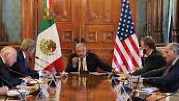 Tras reunión de AMLO con Kerry, Pemex reducirá 98% de gas metano