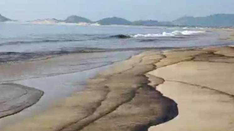 Por derrame, suspenden turismo y pesca en playas de Oaxaca