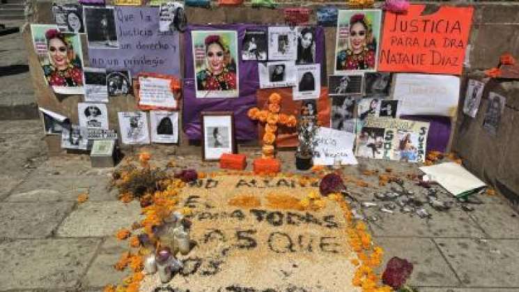 Realizan en Oaxaca ofrenda en memoria de feminicidios en México