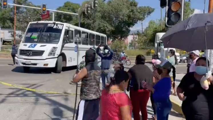 Tras intento de tirar basura, bloquean colonos calles en Oaxaca 