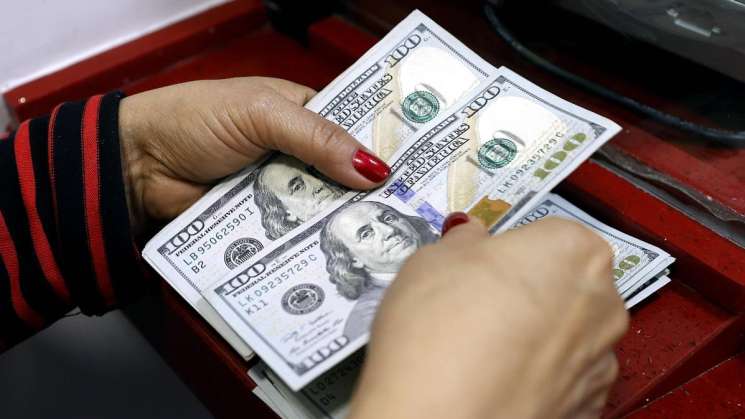 Avanza peso frente al dólar en inicio de semana