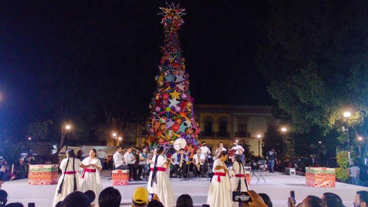 Enciende Salomón Jara “Árbol de la Regeneración de la Esperanza” 