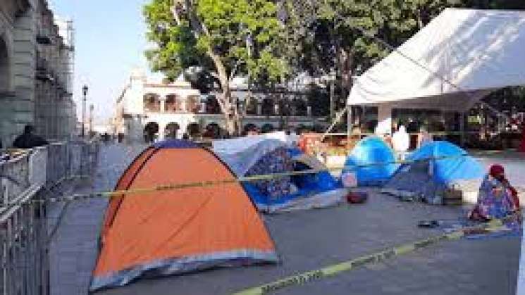 Triquis desalojados regresan a zócalo de capital oaxaqueña