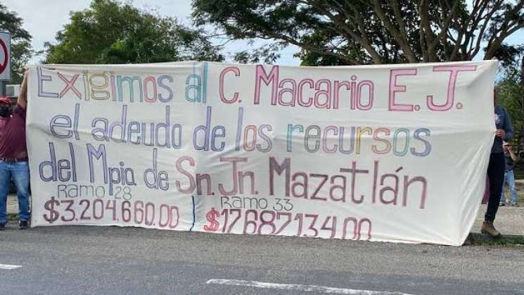 Por adeudos, 14 comunidades de Oaxaca bloquean carretera federal