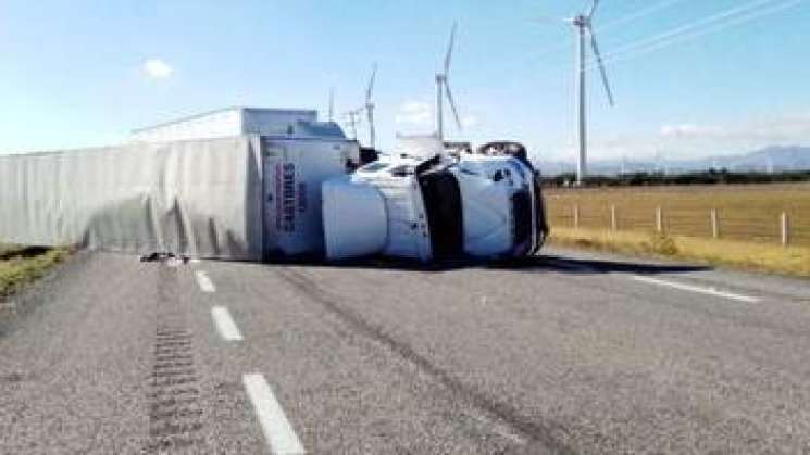 Tras fuertes vientos, vuelca tráiler en  el Istmo de Tehuantepec