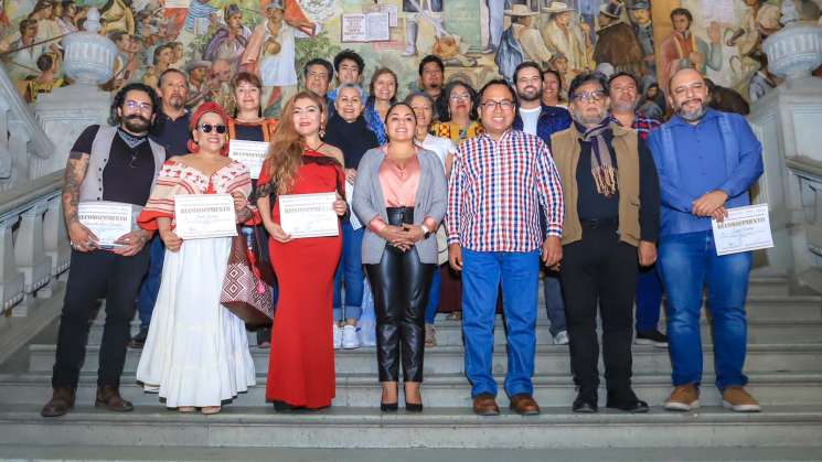 Entregan reconocimientos a 17 artistas plásticos en Oaxaca