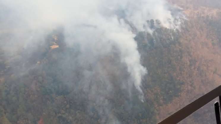 Realizan reconocimiento aéreo del incendio  en San Juan Mixtepec