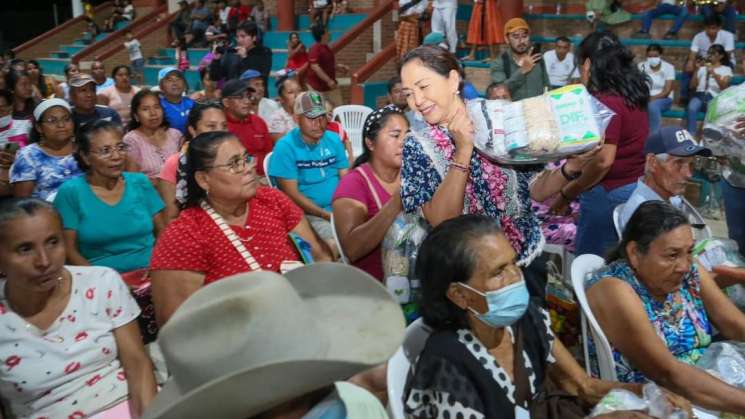 Familias costeñas reciben dotaciones alimentarias de DIF Oaxaca