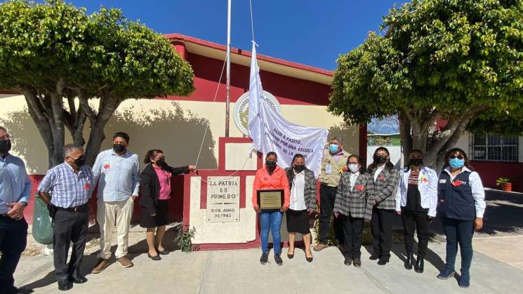 Entregan SSO “Banderas Blancas” a dos escuelas de la Mixteca