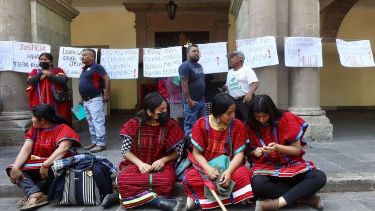 Retiran a manifestantes triquis de Palacio de Gobierno