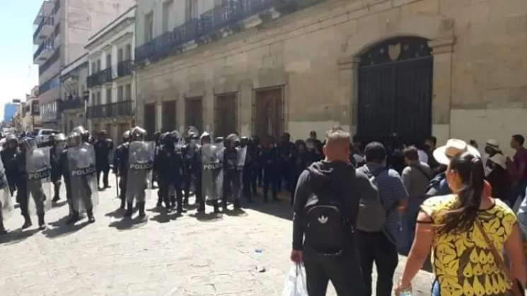 En Oaxaca desaloja antimotines a habitantes de Santiago Xiacuí 