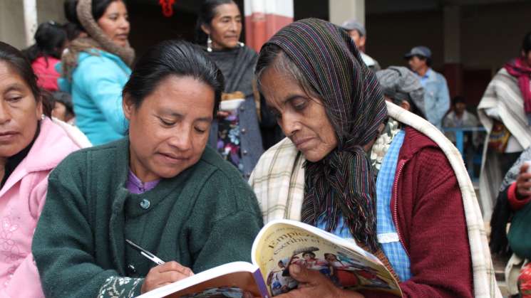 Avanza batalla contra el rezago educativo en mujeres oaxaqueñas 