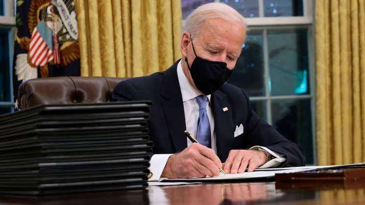 Biden emite decreto para restringir la venta de armas en EU