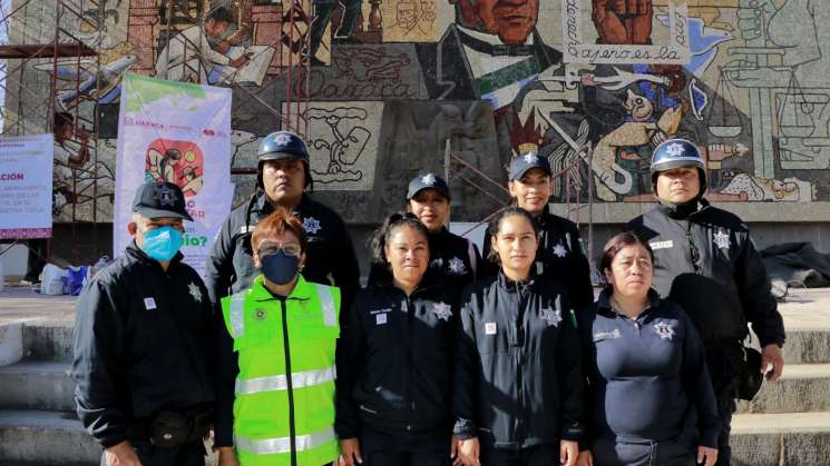 Con trabajo comunitario limpian el Monumento a Juárez  