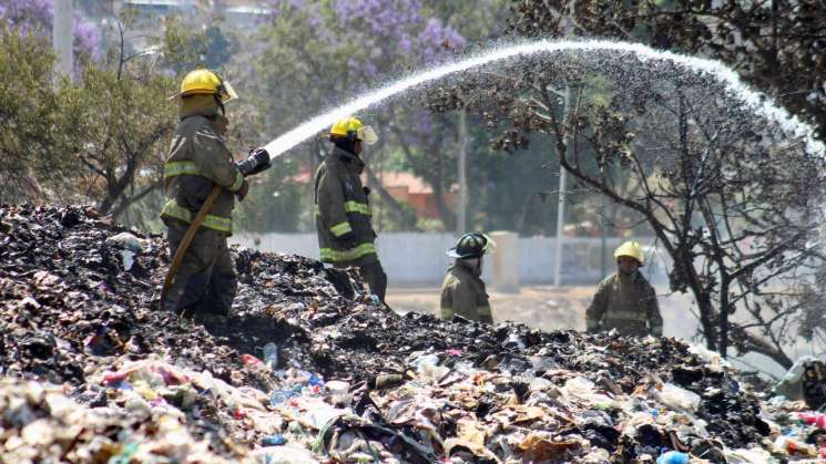 Bomberos y Policía Estatal sofocan incendio en capital de Oaxaca