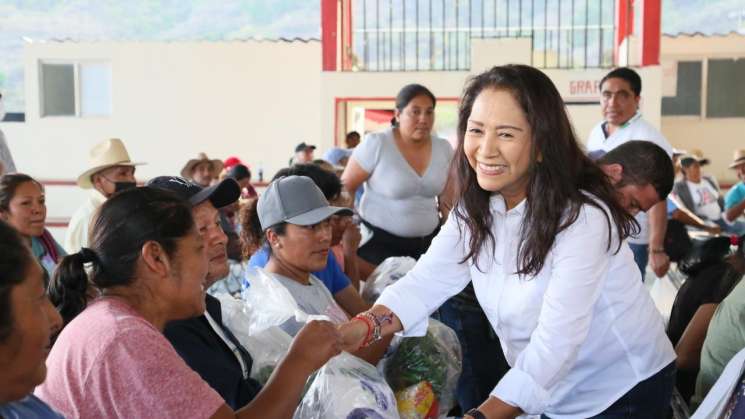 700 dotaciones alimentarias a familias en Sierra de Juárez :DIF