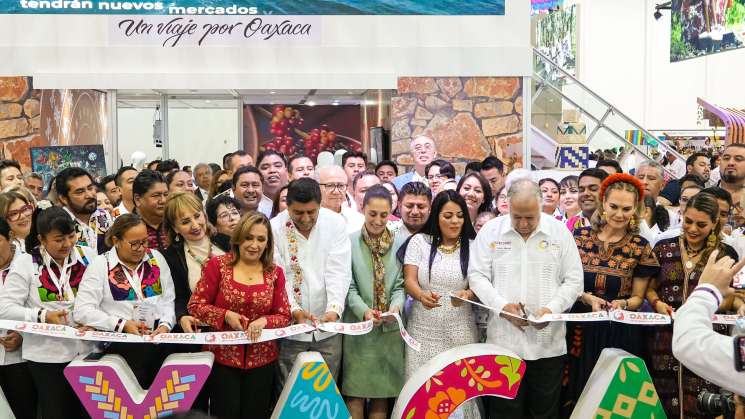 Inaugura Salomón Jara stand  de Oaxaca en  Tianguis Turístico