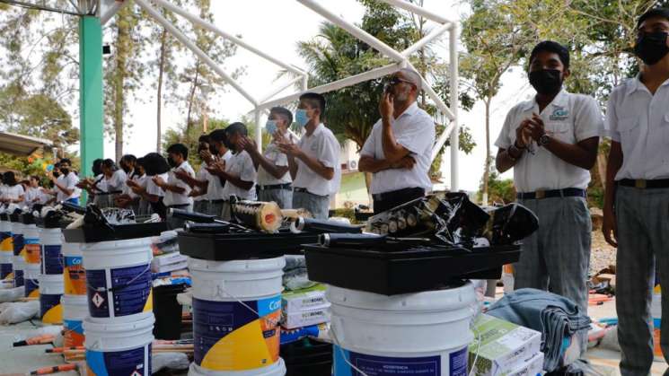 Entrega IEEPO paquetes de materiales a 100 escuelas de la Cuenca