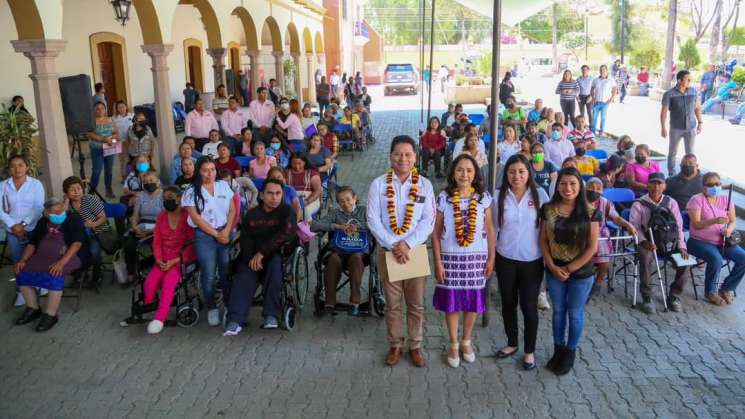 DIF Oaxaca entrega 49 aparatos funcionales en Tlacolula