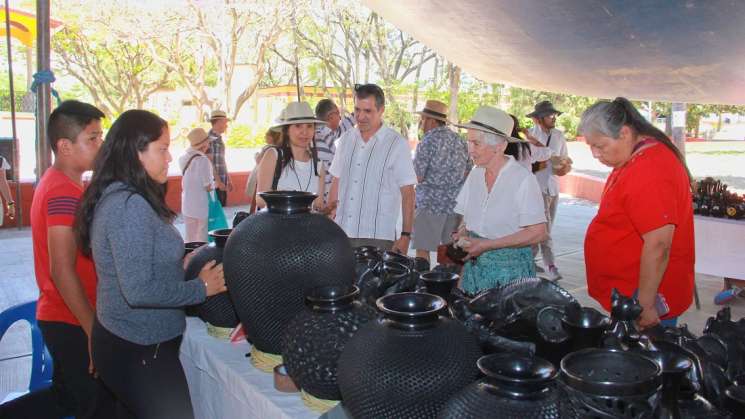 Se mantiene viva y pujante artesanía del barro negro de Coyotepec