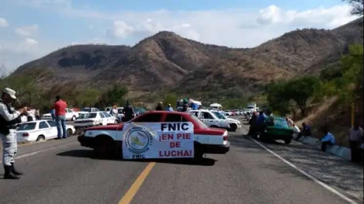 FNIC bloquea carreteras en la Mixteca, exigen mesas de trabajo