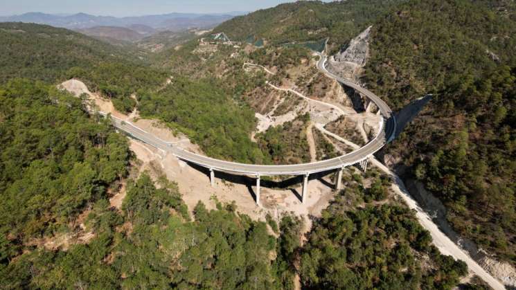 AMLO  supervisa autopista de Oaxaca al Istmo de Tehuantepec