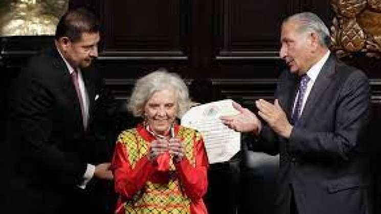 Recibe Elena Poniatowska la Medalla Belisario Domínguez 