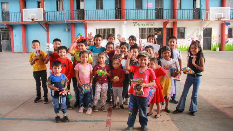 Cerca de 40 mil niñas y niños de Oaxaca reciben un juguete 