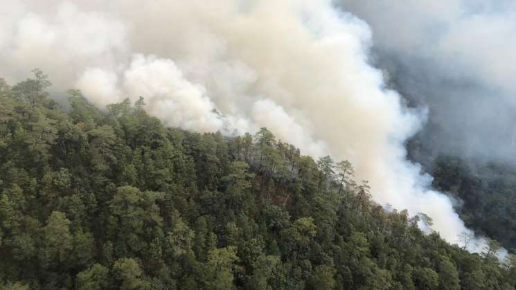 Intensifican trabajos para sofocar incendio en Atatlahuca 