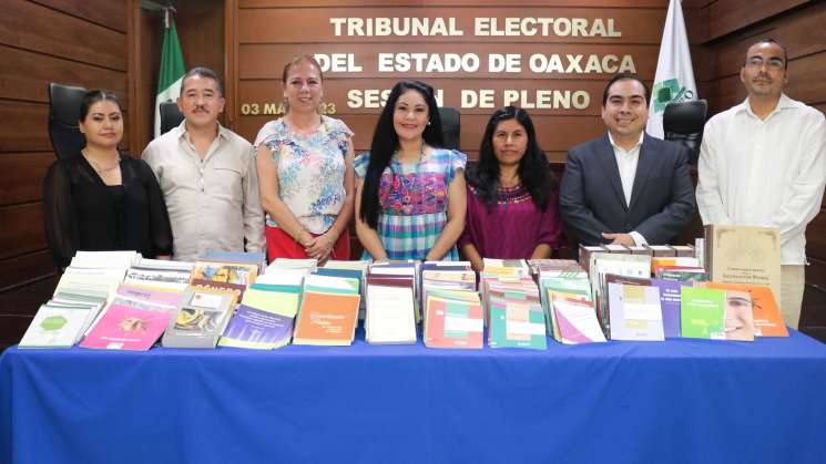 Dona TEEO 567 libros de materia electoral a UABJO y IEEPCO